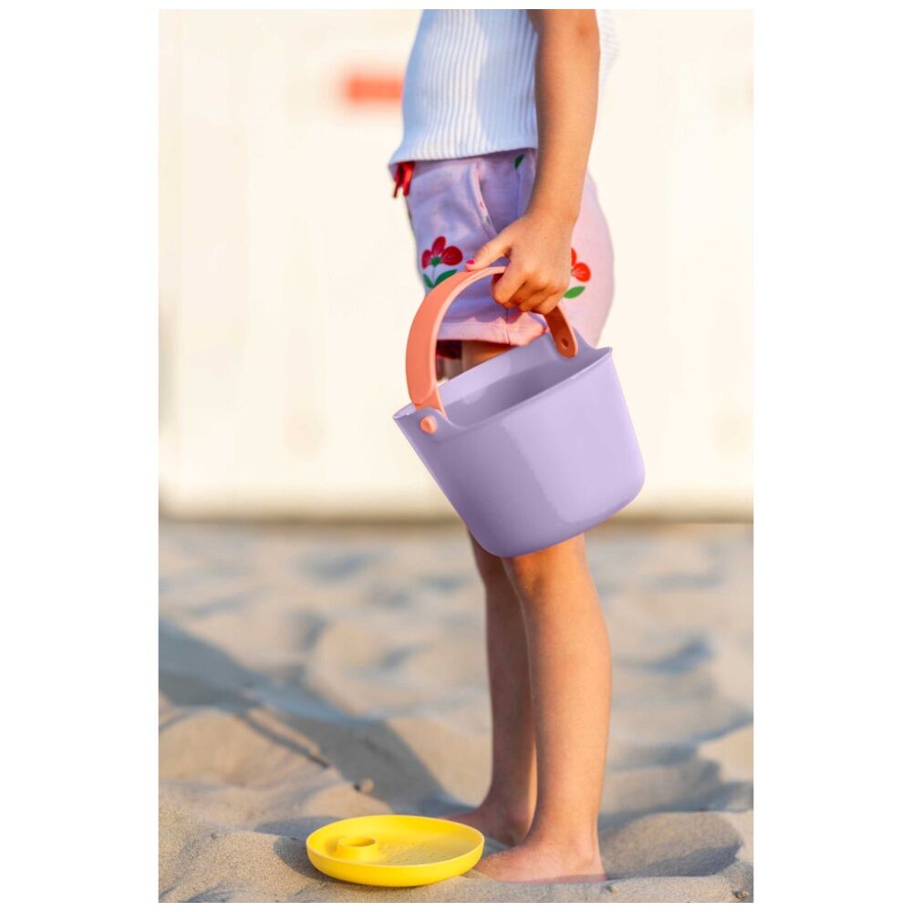 Quut Bucki Bucket And Sand Sifter Outdoor Childrens Play Toy Purple/Yellow (2 Pieces) — image 3