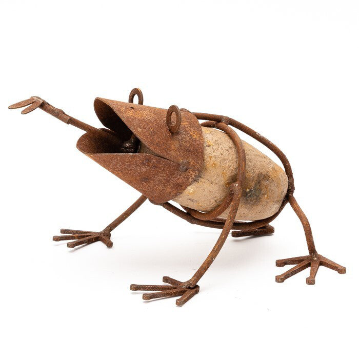 10025-garden-rust-metal-20cm-frog-w-fly-outdoor-decor-brown