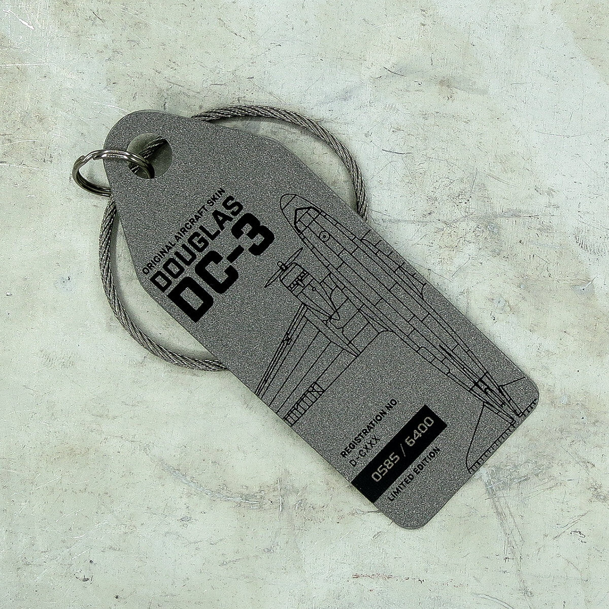 12021-aviationtag-douglas-dc-3-candy-bomber-keychain-14-5cm-tag-silver