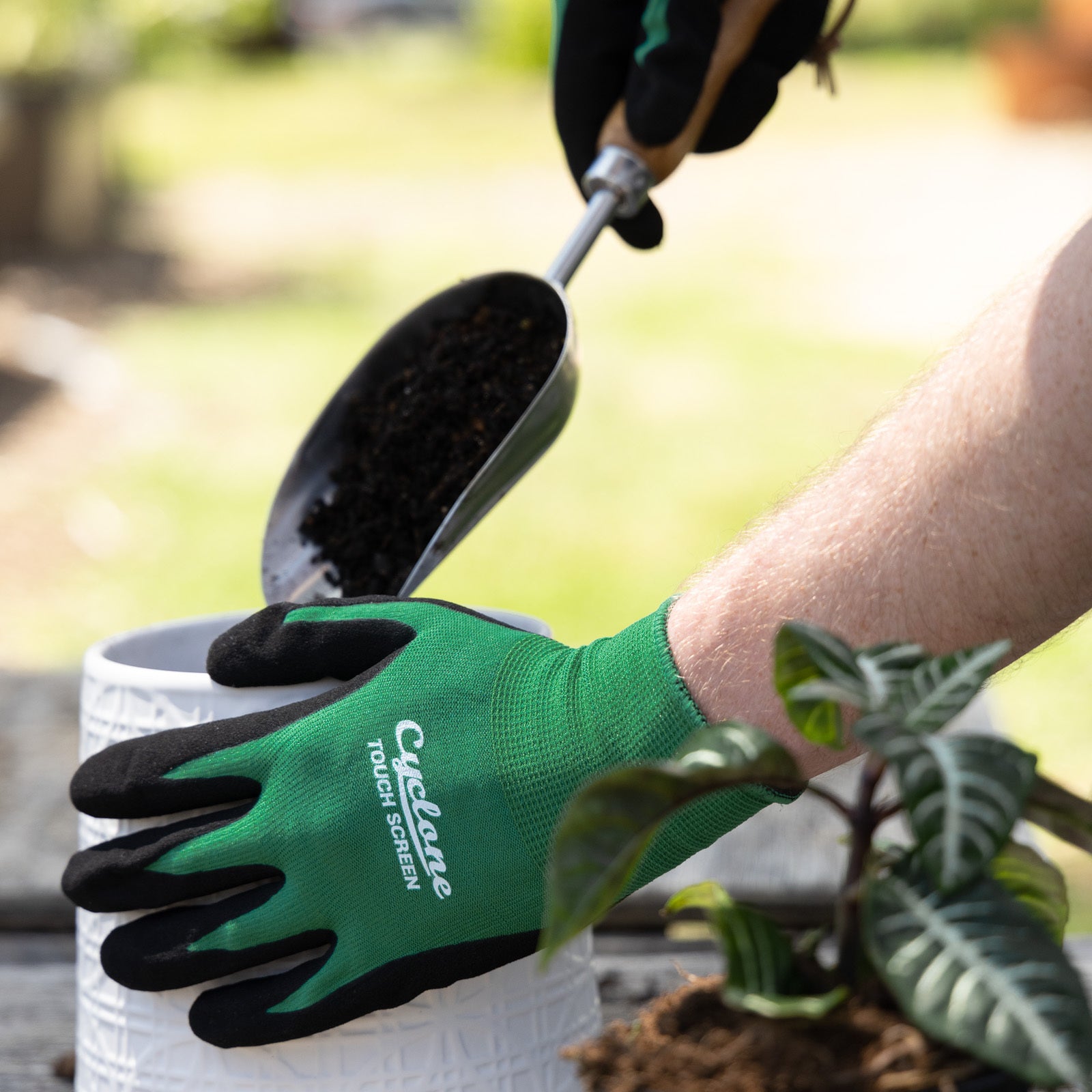 20113994-cyclone-size-medium-gardening-gloves-touch-screen-compatible-nylon-green-black