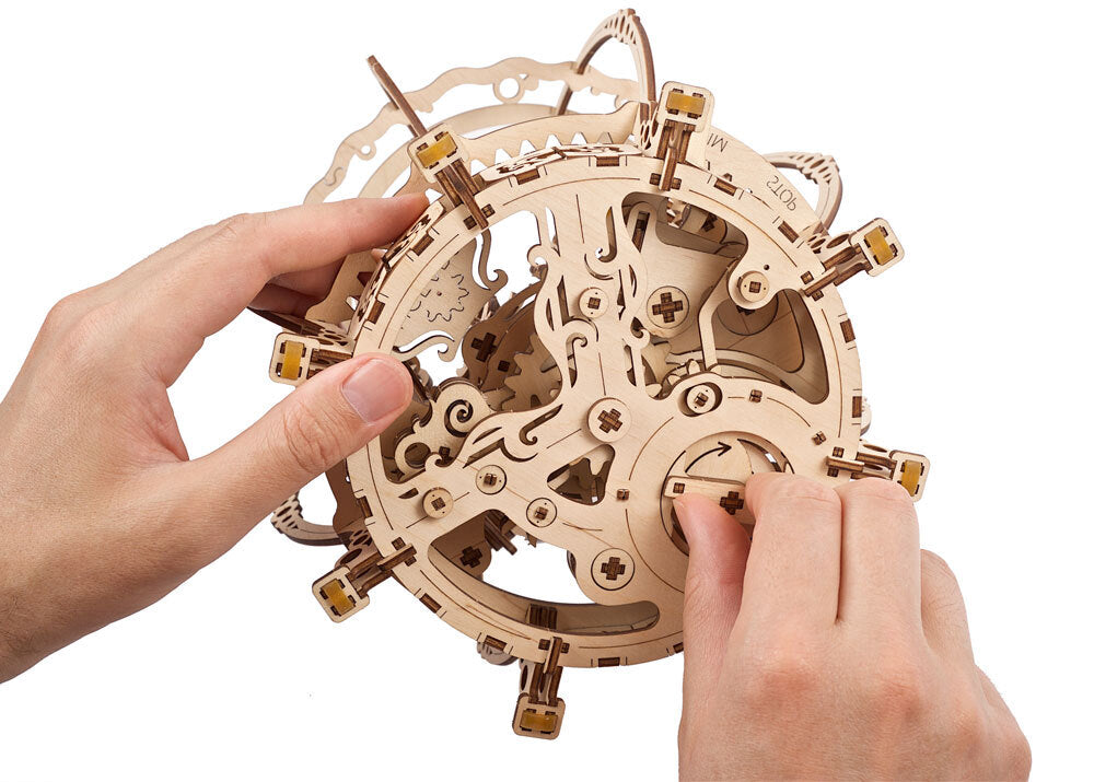 70155-ugears-mechanical-aquarium-mechanical-wooden-3d-puzzle-32pc