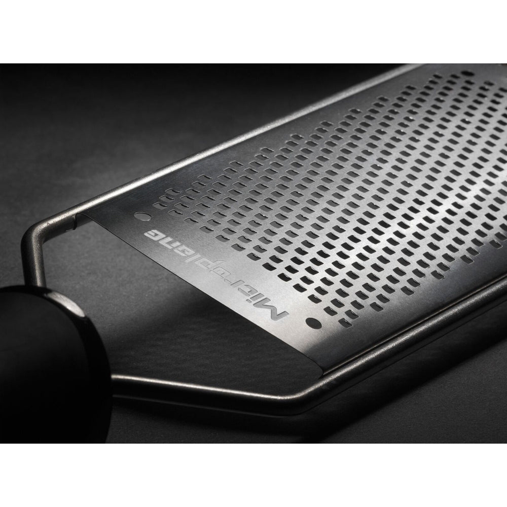 1532-microplane-gourmet-fine-grater-stainless-steel-zester-black