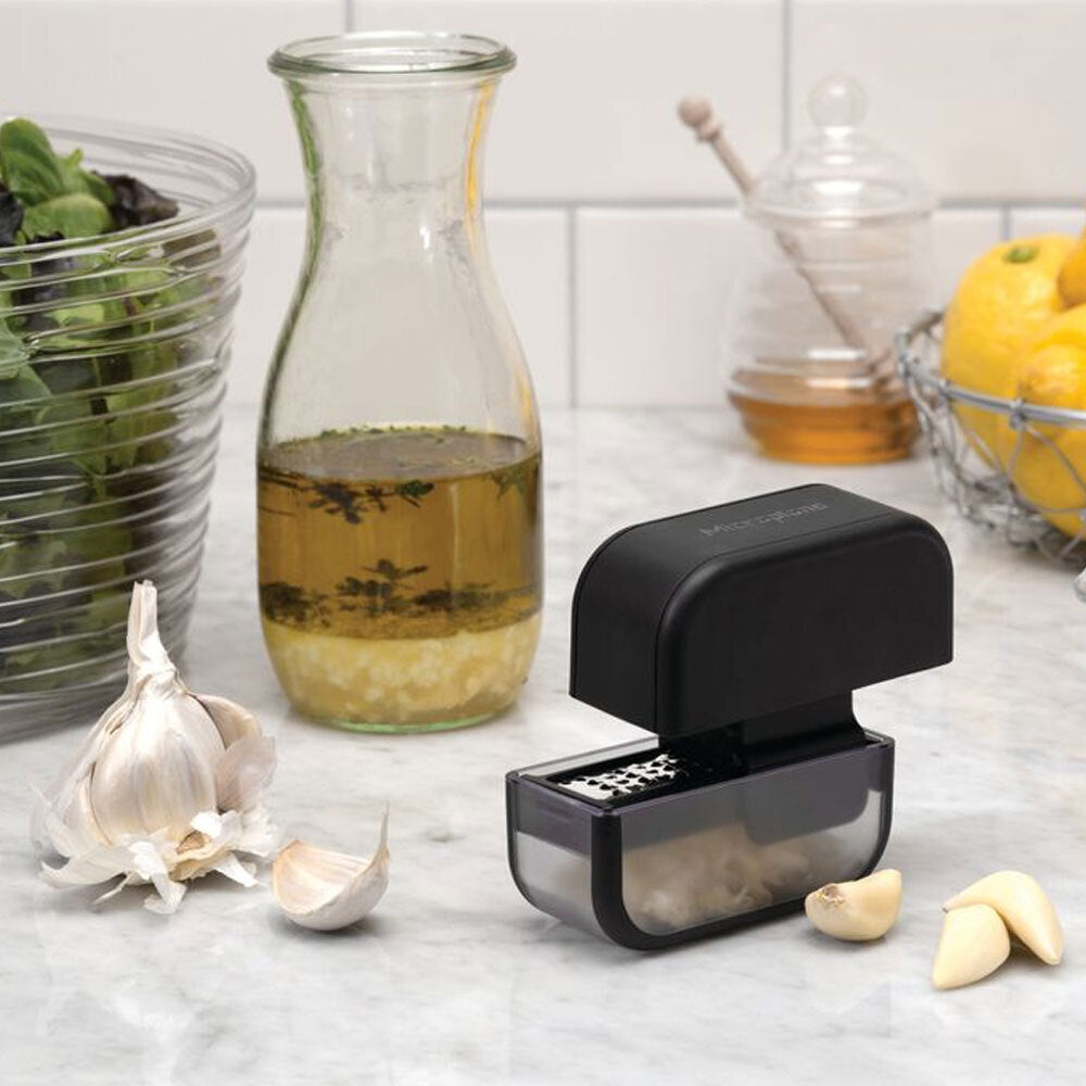 15998-microplane-9cm-manual-garlic-mincer-grater-black