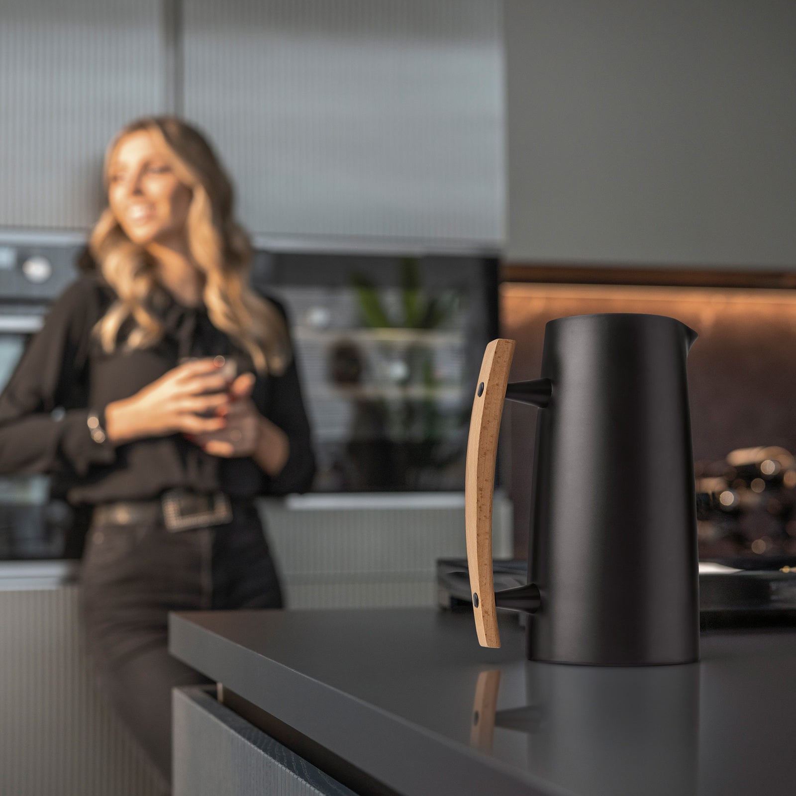 12560010-guzzini-icons-riviera-63-thermal-1l-vacuum-flask-black