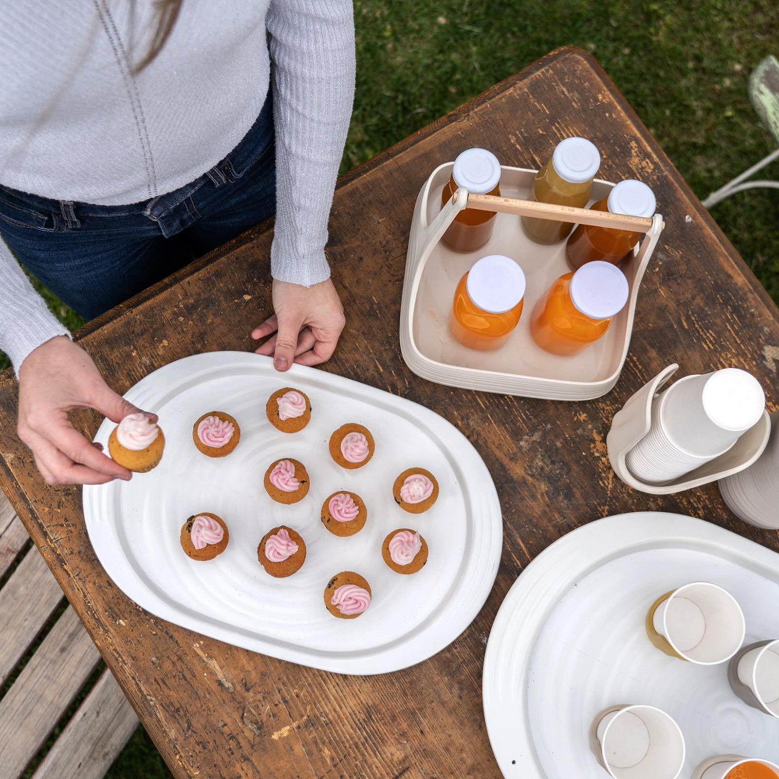 197400158-guzzini-earth-tierra-39cm-plastic-tray-medium-taupe