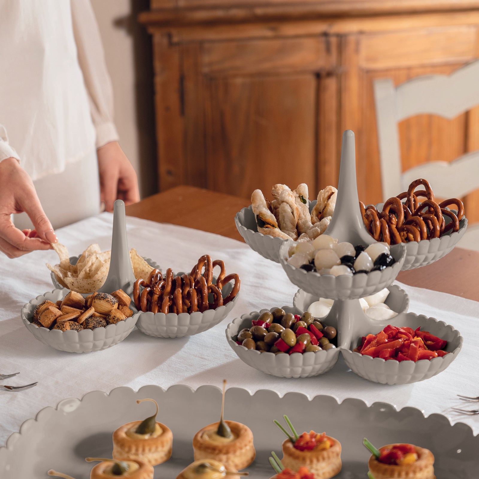 199200158-guzzini-tiffany-hors-doeuvres-25cm-round-dish-taupe