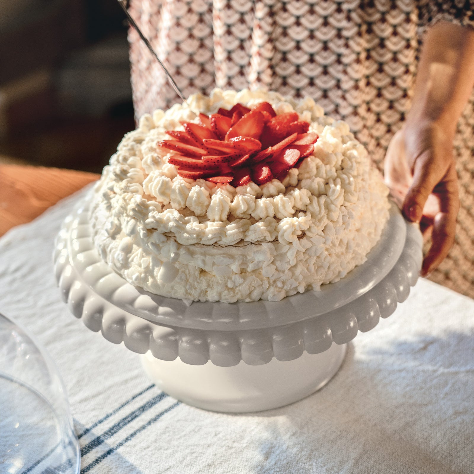 199401156-guzzini-tiffany-30cm-small-cake-stand-w-dome-tableware-white