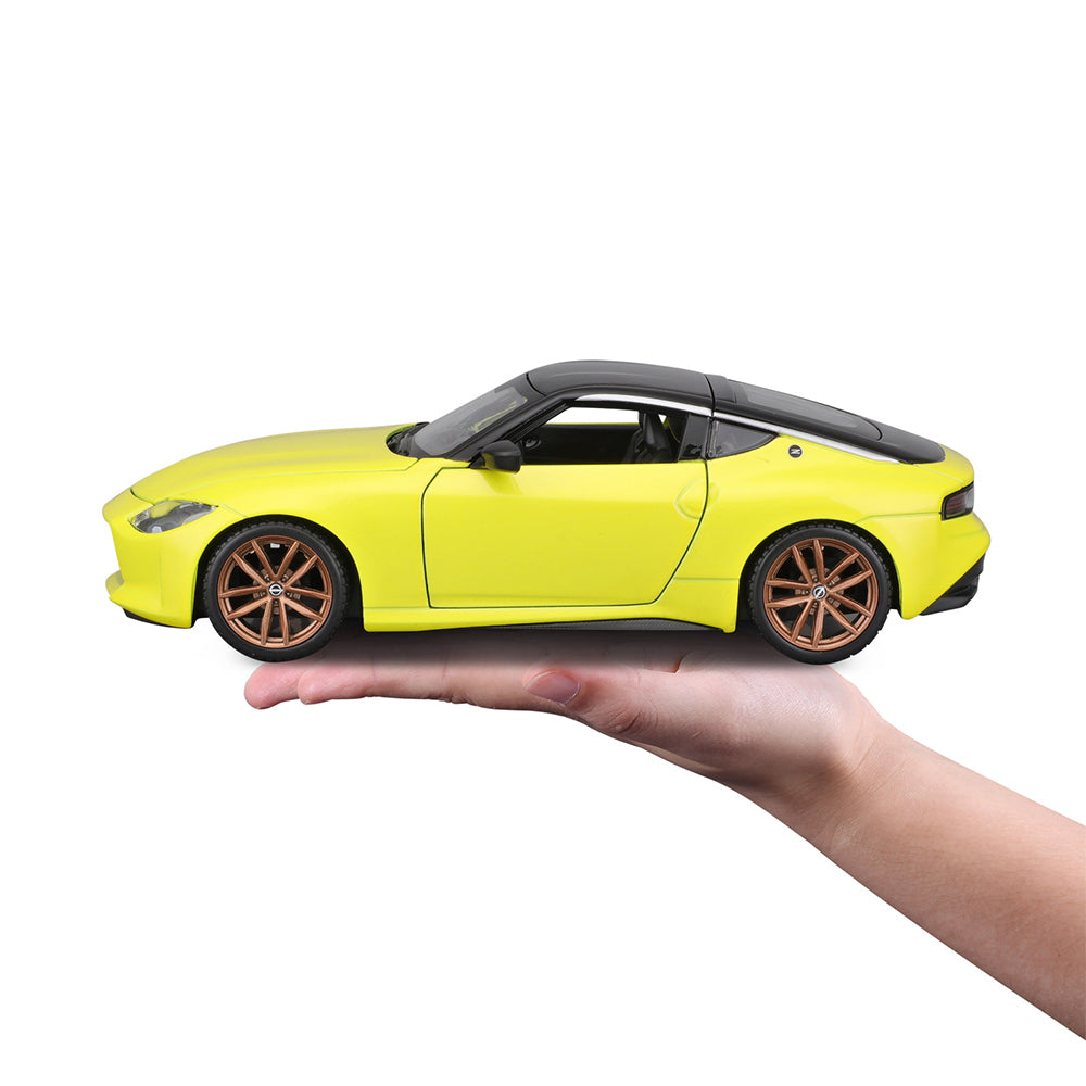 45232904-maisto-1-24-2023-nissan-z-model-car-kids-toy-yellow-3y