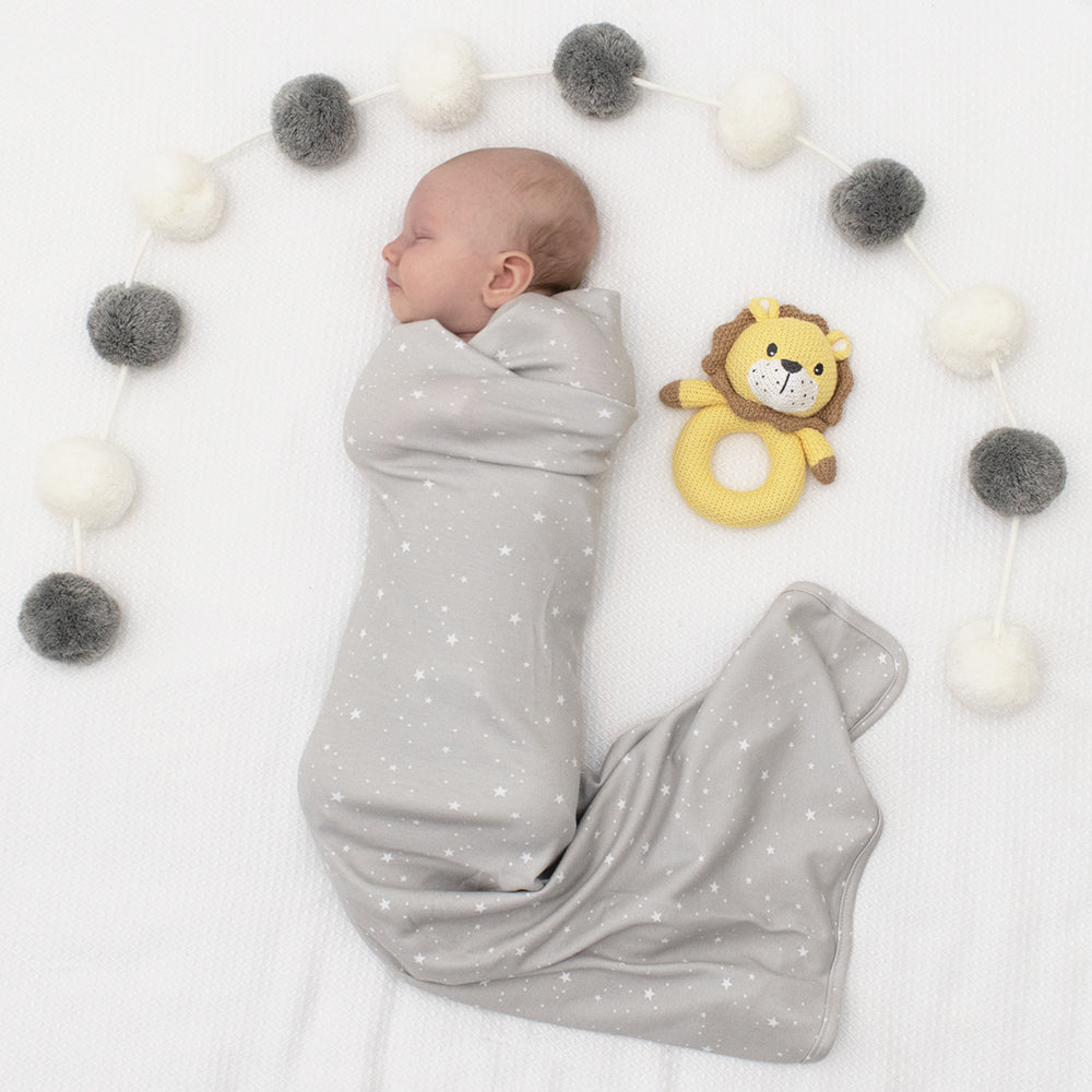 4042138-living-textiles-jersey-swaddle-rattle-stars-lion
