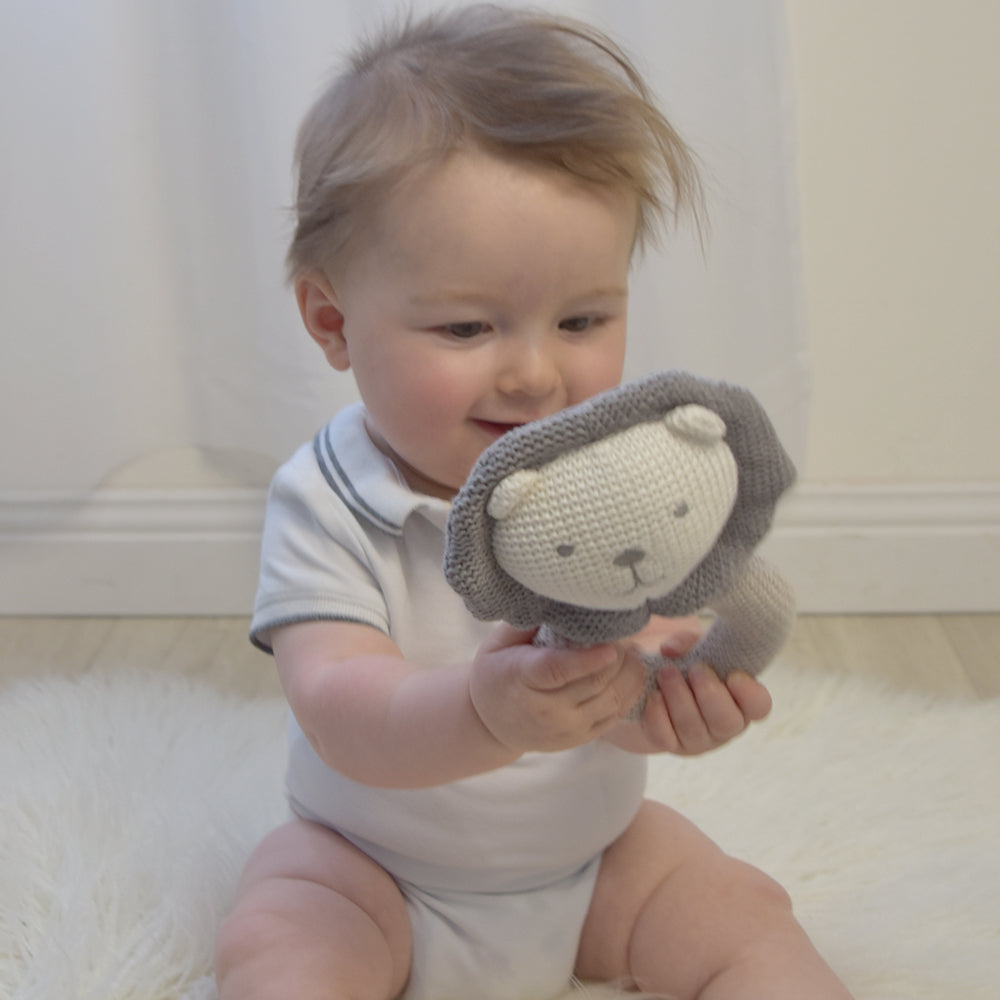 4234925-living-textiles-baby-newborn-austin-the-lion-knitted-rattle