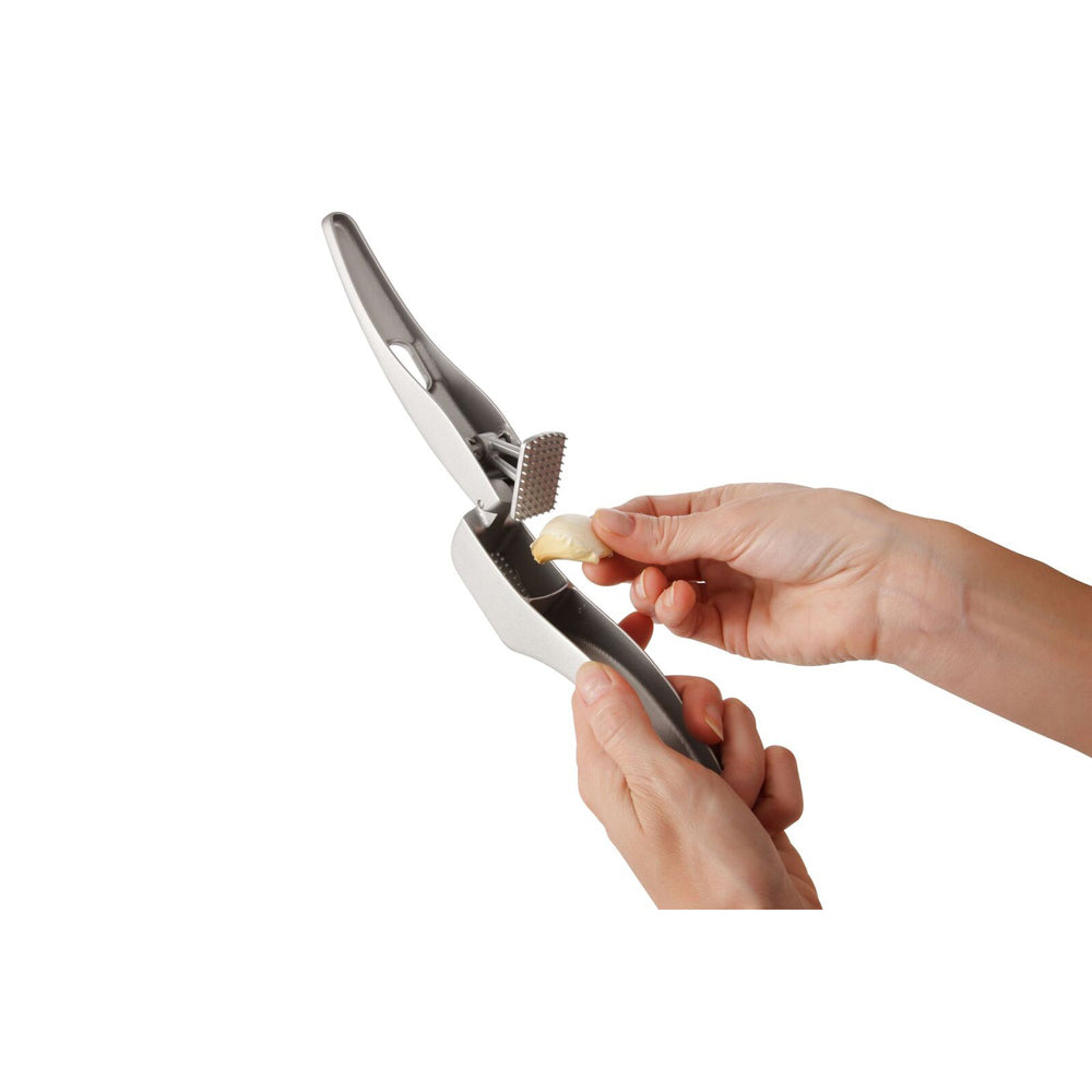 1402-zyliss-susi-3-aluminium-garlic-press-w-cleaner-silver