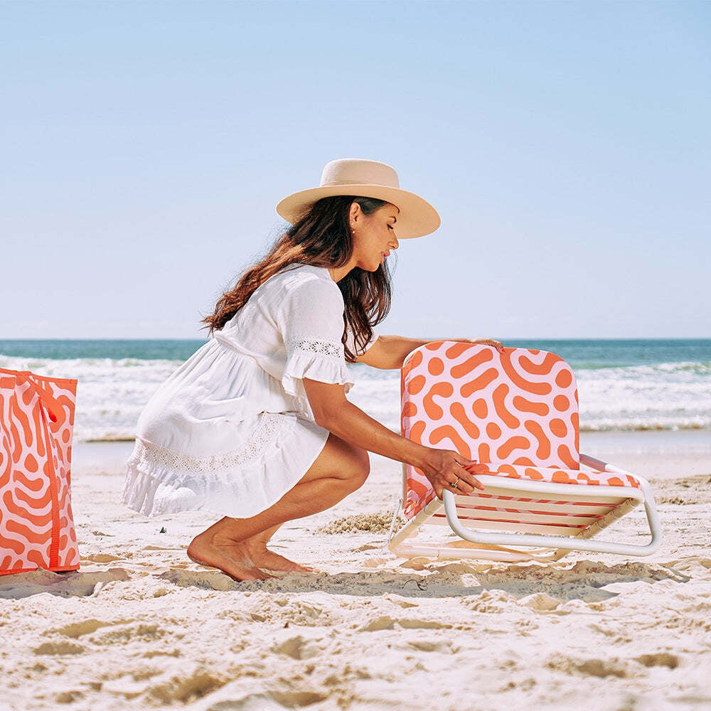 15drs-annabel-trends-deluxe-beach-chair-outdoor-seat-red-squiggle