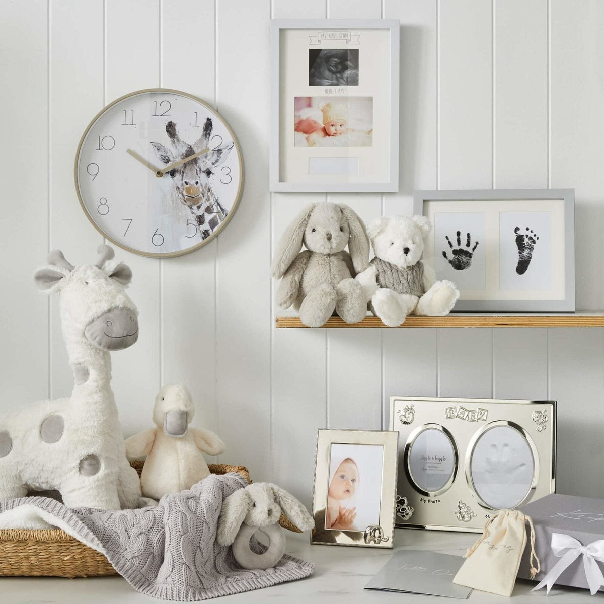 Jiggle & Giggle 30cm Jeffrey Giraffe Acrylic Wall Analogue Clock Hanging Beige — image 2