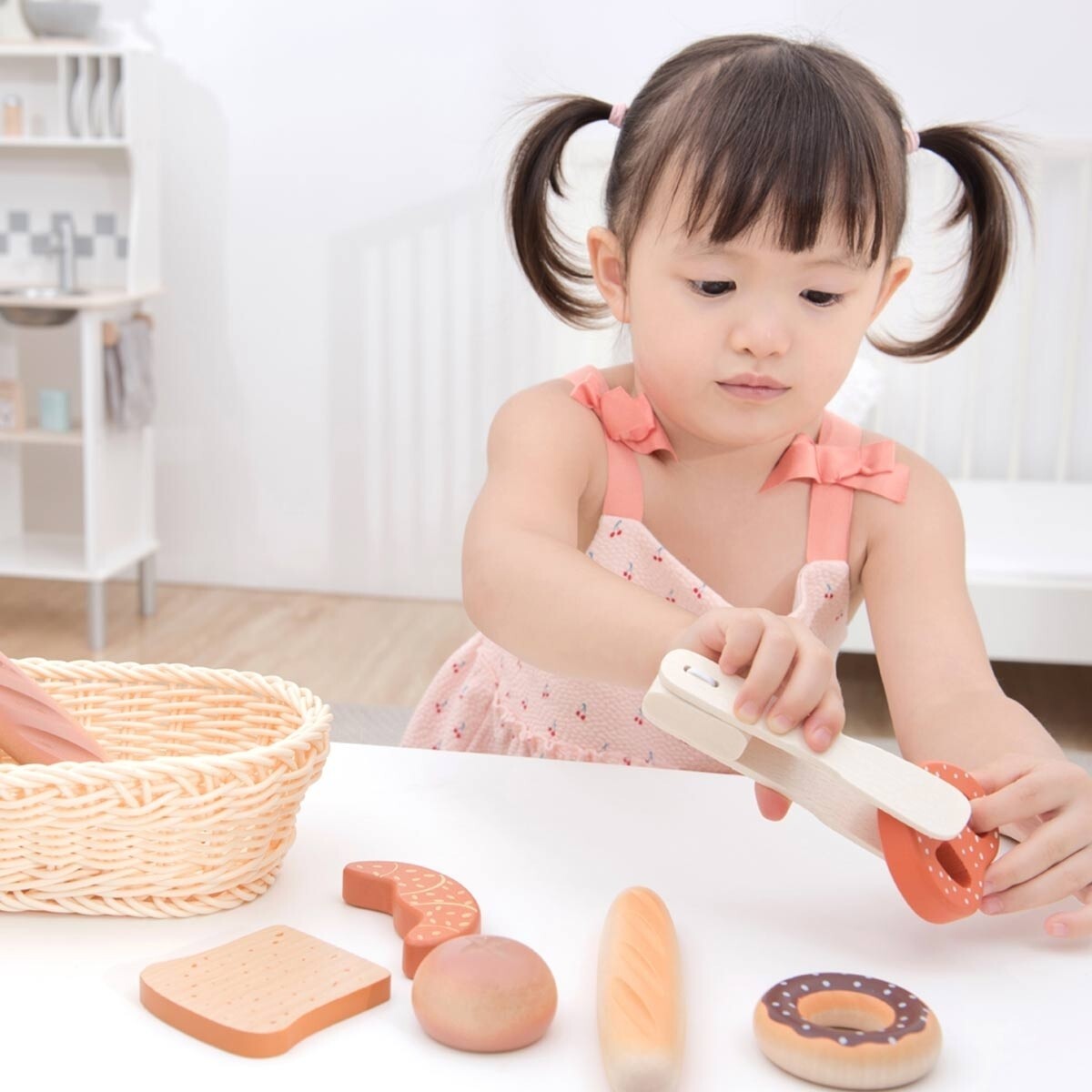 New Classic Toys Wooden Bread Basket Kids/Children Pretend Play Toy 24m+ (12 Pieces) — image 2
