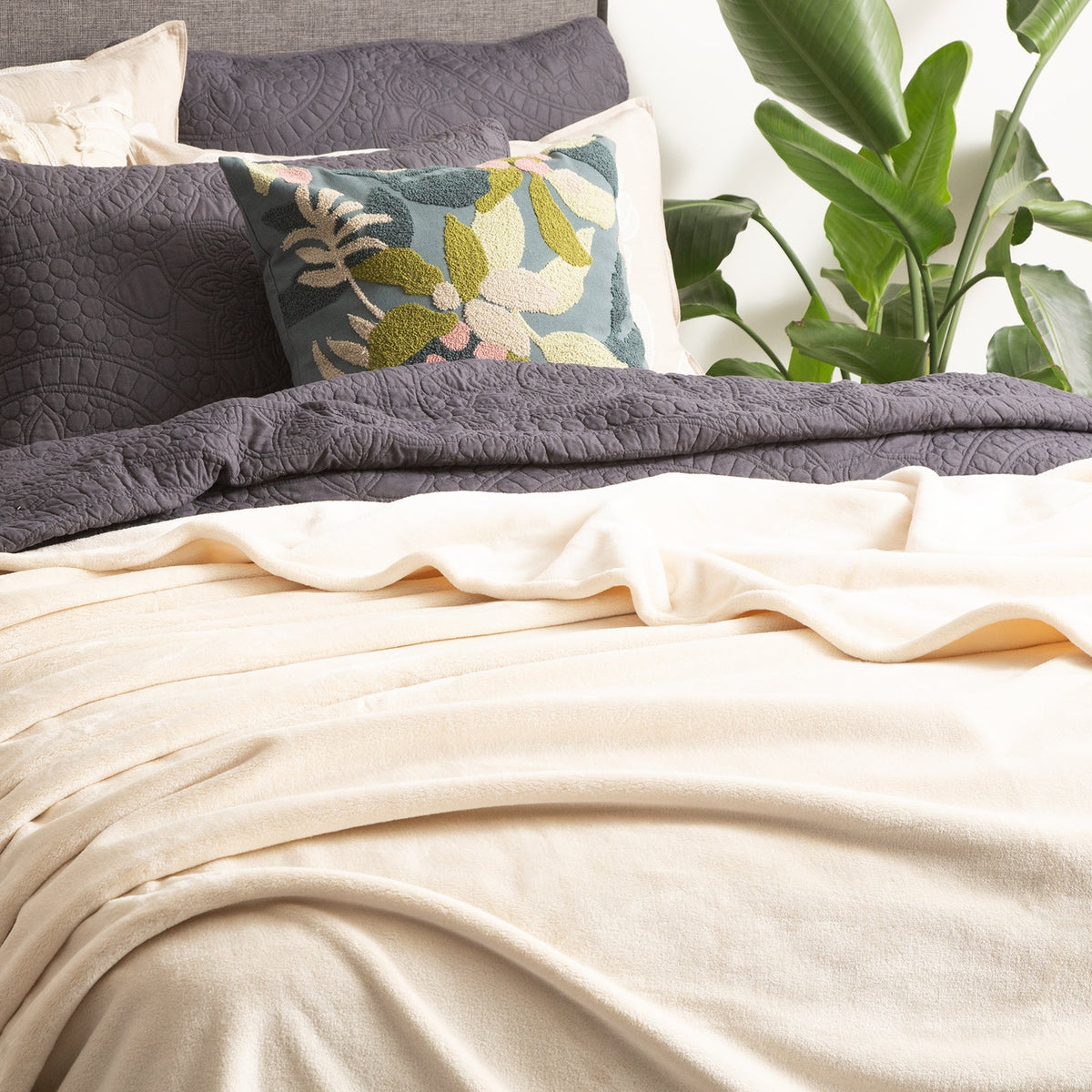 Renee Taylor Plush Super King Blanket/Duvet Throw 380GSM Ultra Soft Velvet Stone — image 2