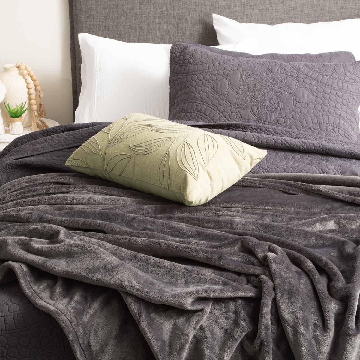 Renee Taylor Plush Queen/King Blanket/Duvet 380GSM Ultra Soft Velvet — image 2