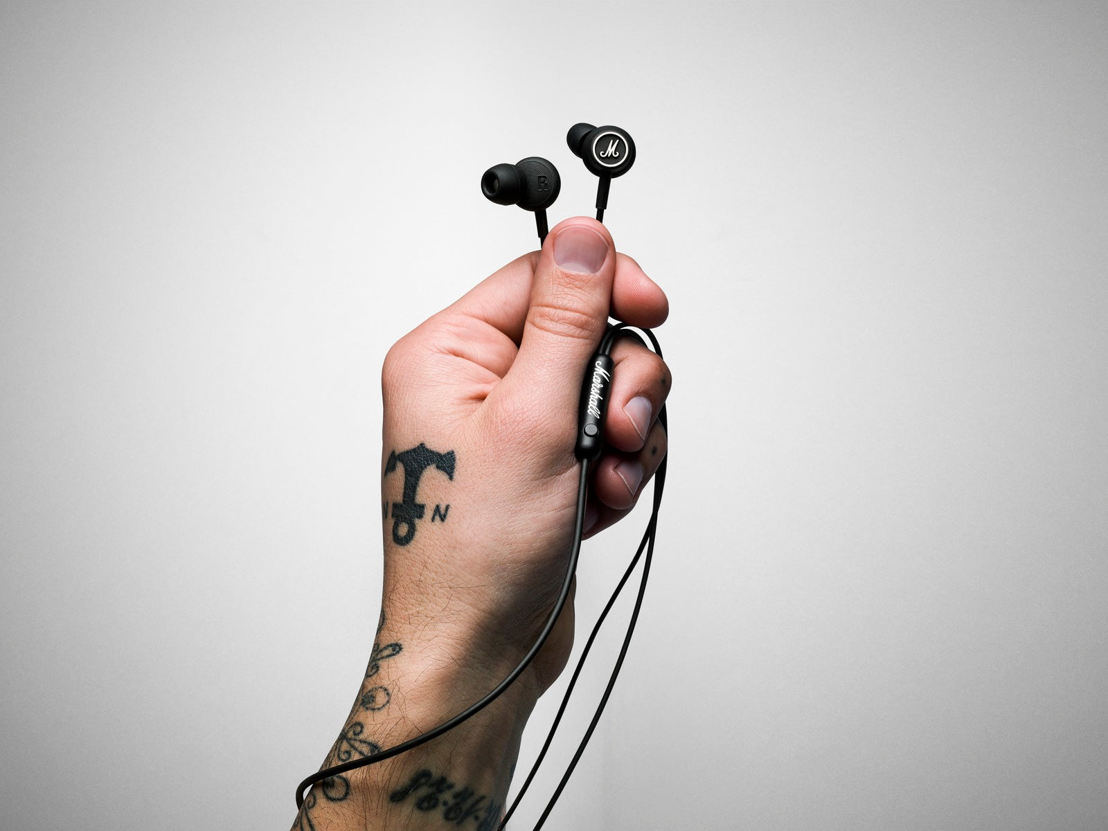 04090939-marshall-mode-wired-headphones-black-and-white