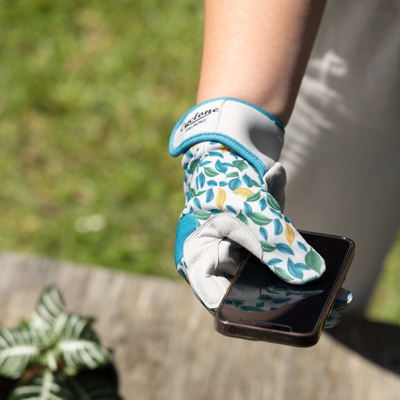 20114076-cyclone-size-medium-gardening-pruning-gloves-floral-pattern-suits-touch-screen