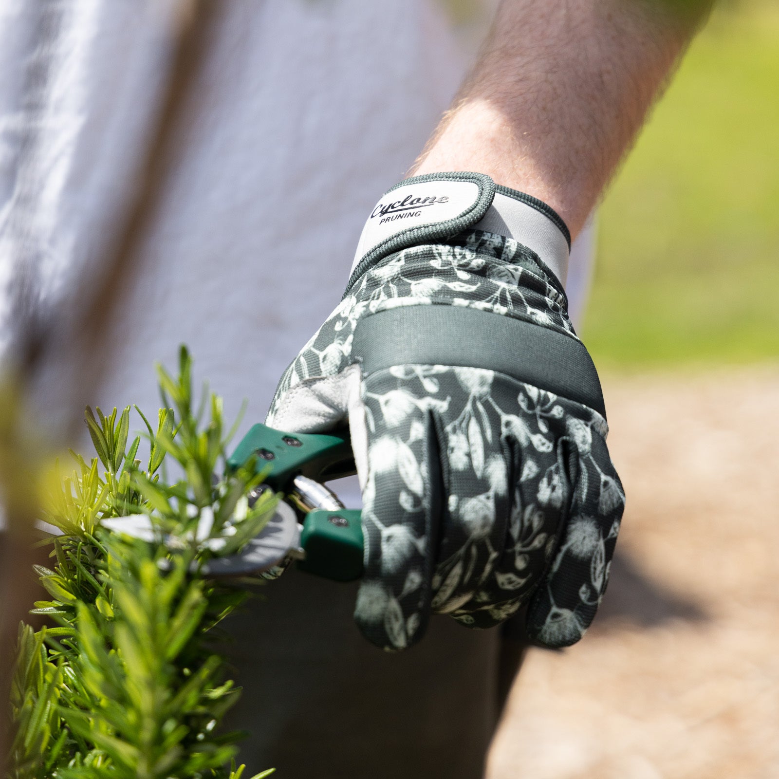 20114090-cyclone-size-small-gardening-pruning-gloves-touch-screen-compatible-grey