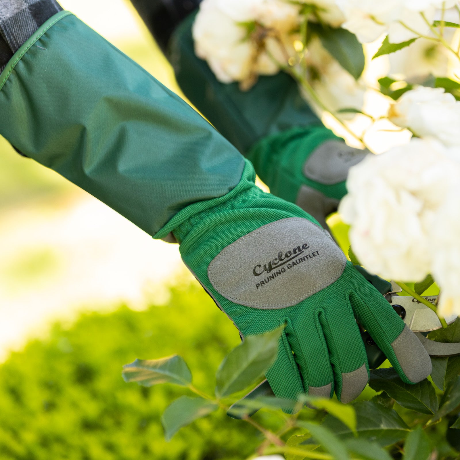 20114120-cyclone-size-medium-gauntlet-pruning-gardening-gloves-green