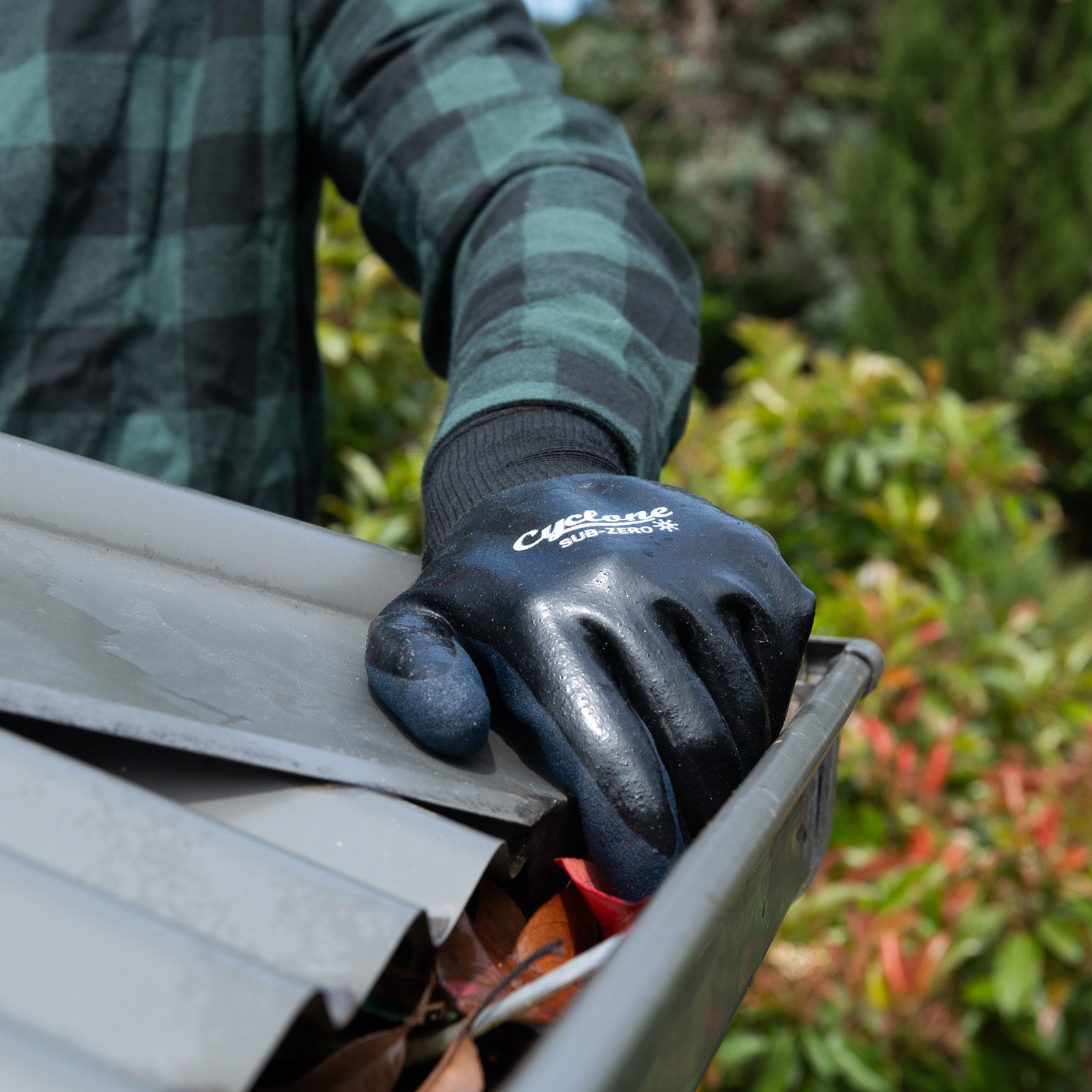20114151-cyclone-size-medium-gardening-gloves-sub-zero-nylon-dipped-nitrile-black-blue