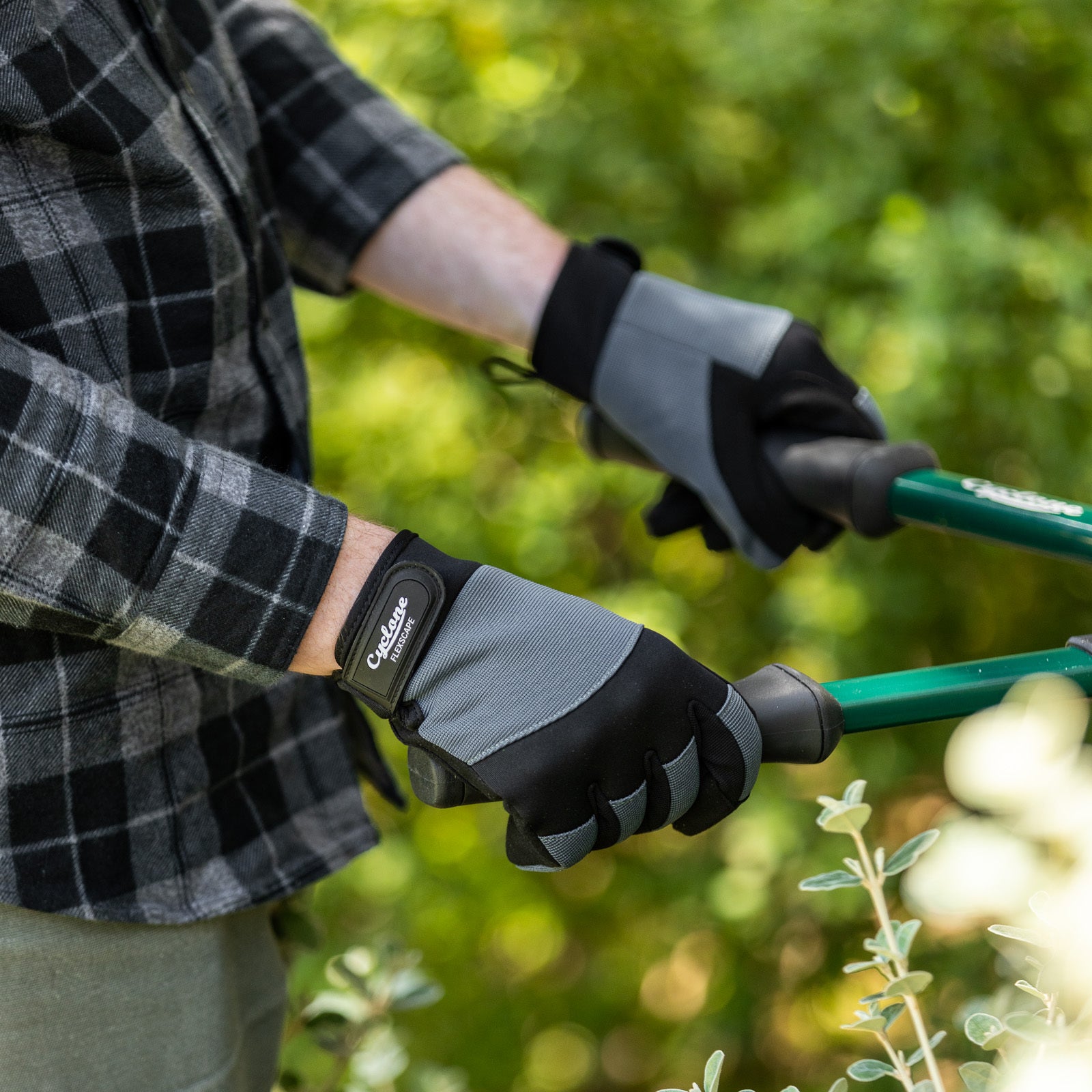 20114281-cyclone-size-medium-flexscape-gardening-gloves-synthetic-leather-grey-black