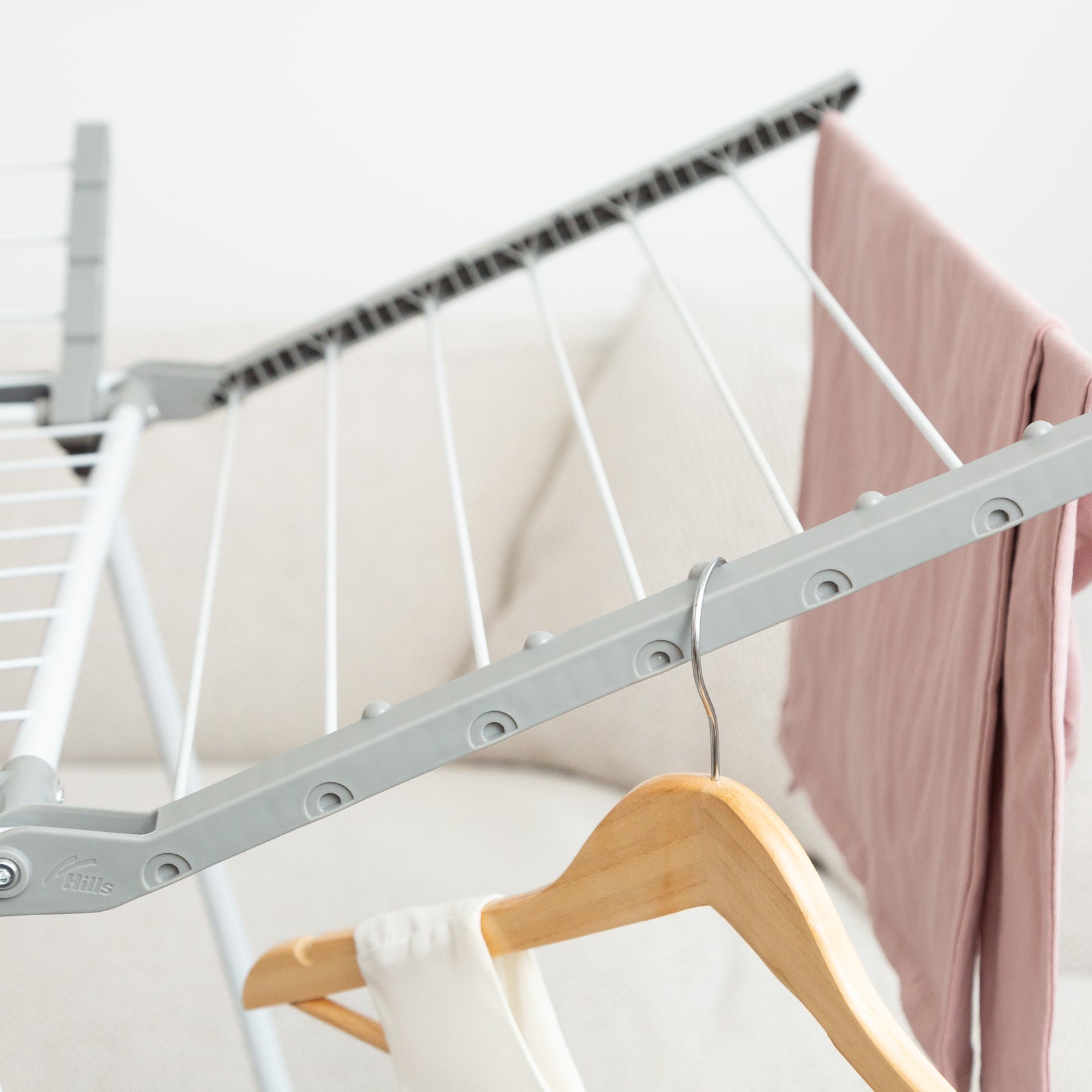 2747137-hills-premium-4-expanding-wings-clothes-airer-dryer