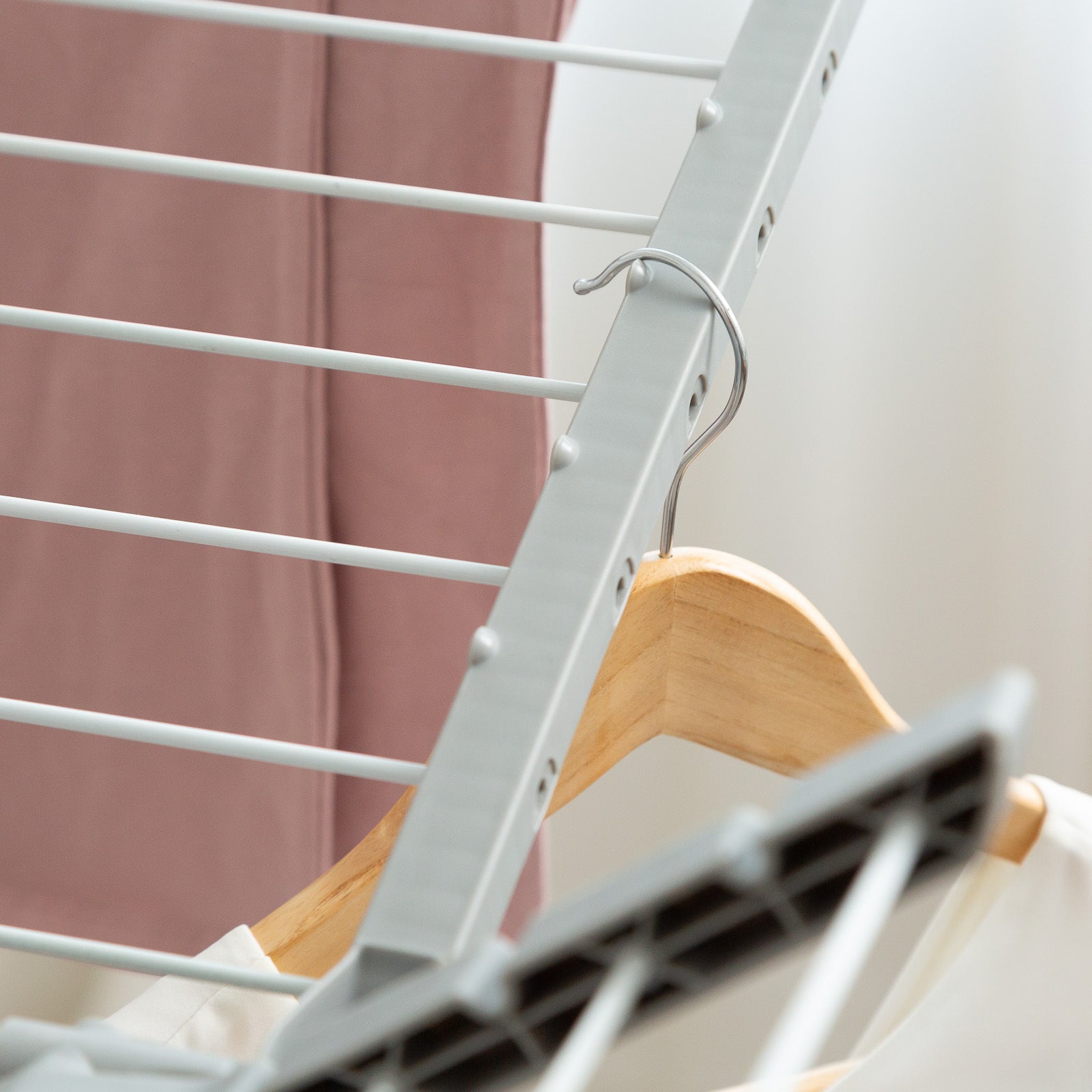 2747137-hills-premium-4-expanding-wings-clothes-airer-dryer