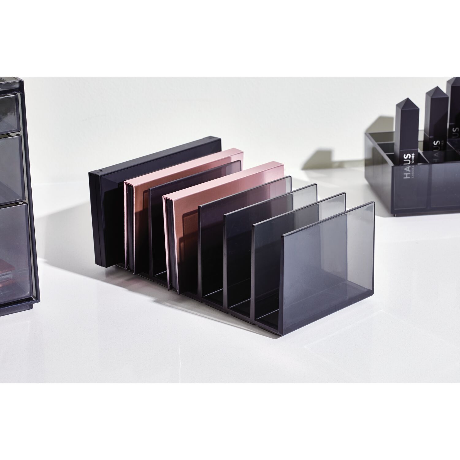 40259-idesign-20-32x10-16cm-cosmetic-palette-station-smoke-matte-black
