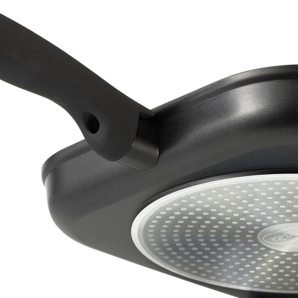 14704-zyliss-ultimate-forged-aluminium-non-stick-26cm-square-grill-pan-black