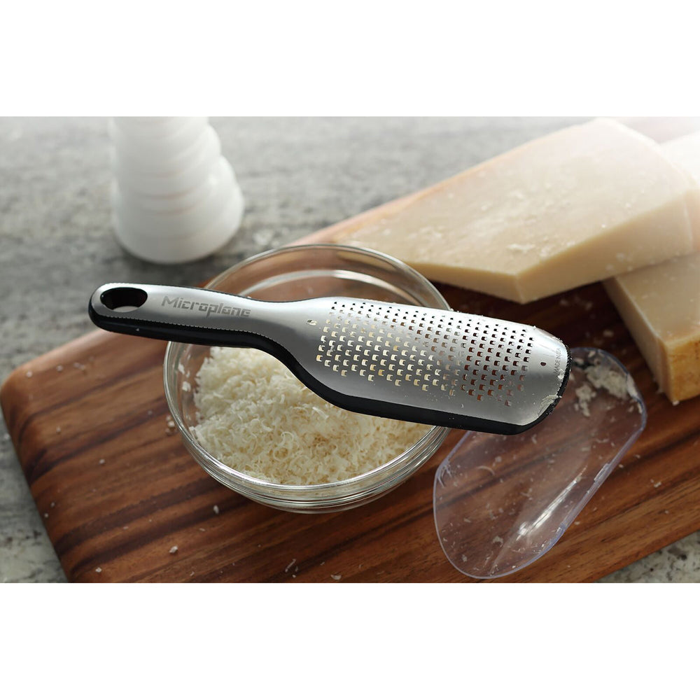 15300-microplane-elite-coarse-grater-w-250ml-catcher-black