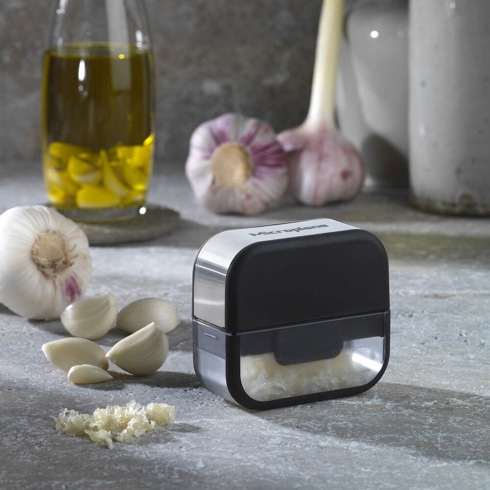 15998-microplane-9cm-manual-garlic-mincer-grater-black