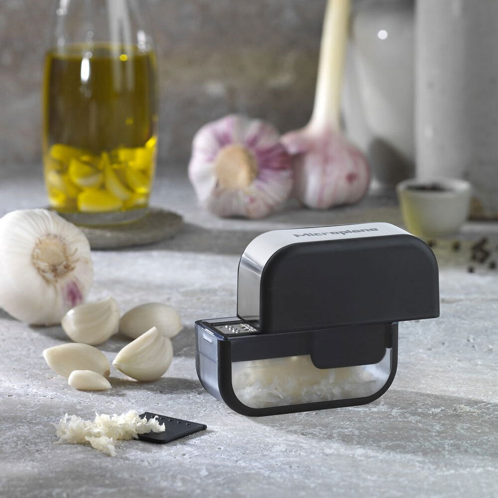 15998-microplane-9cm-manual-garlic-mincer-grater-black