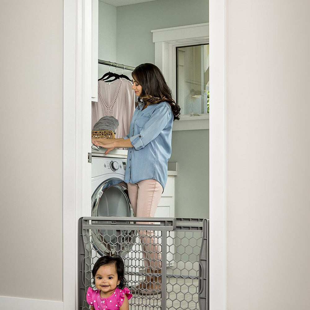 1910722-regalo-baby-adjustable-doorway-security-plastic-gate-106cm