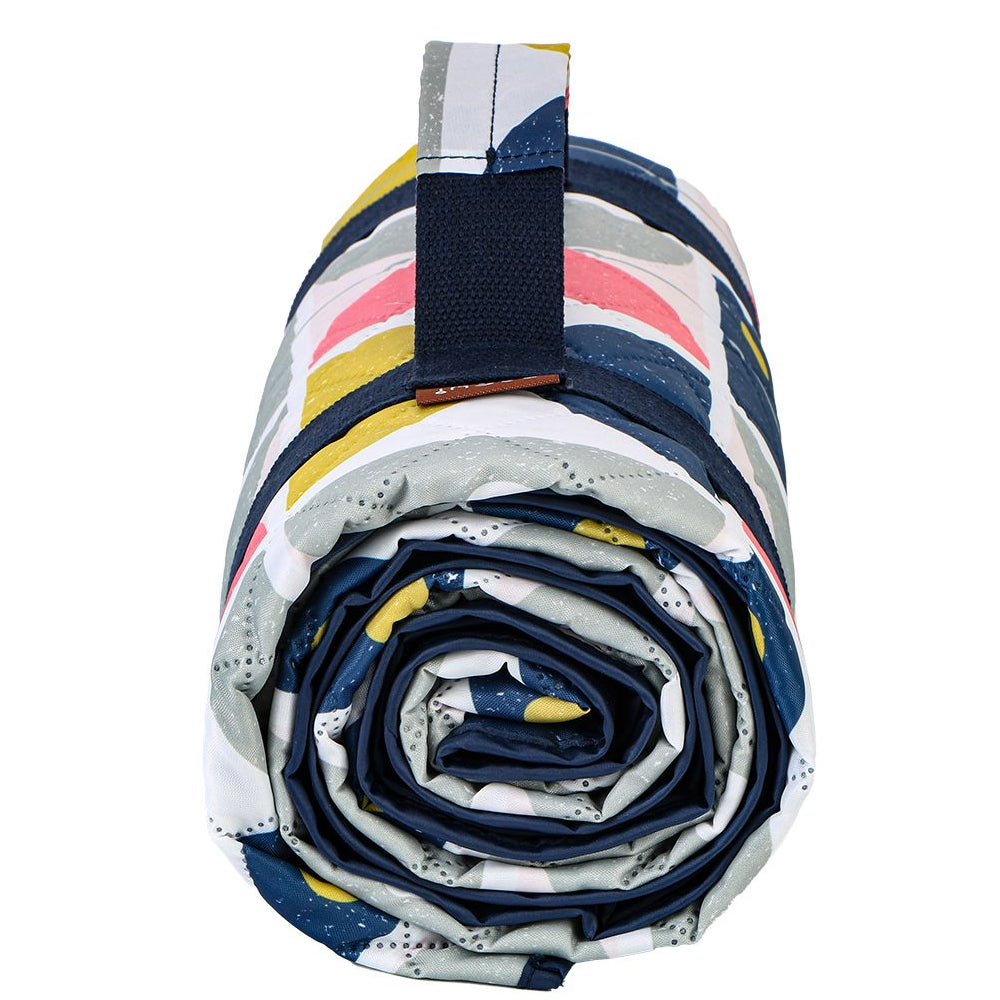 4700ng-sachi-reusable-picnic-rug-175x142cm-outdoor-mat-nordic-geo