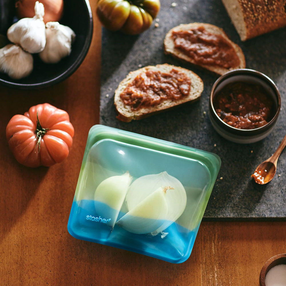 73112-stasher-silicone-828ml-19cm-reusable-sandwich-bag-black-sea