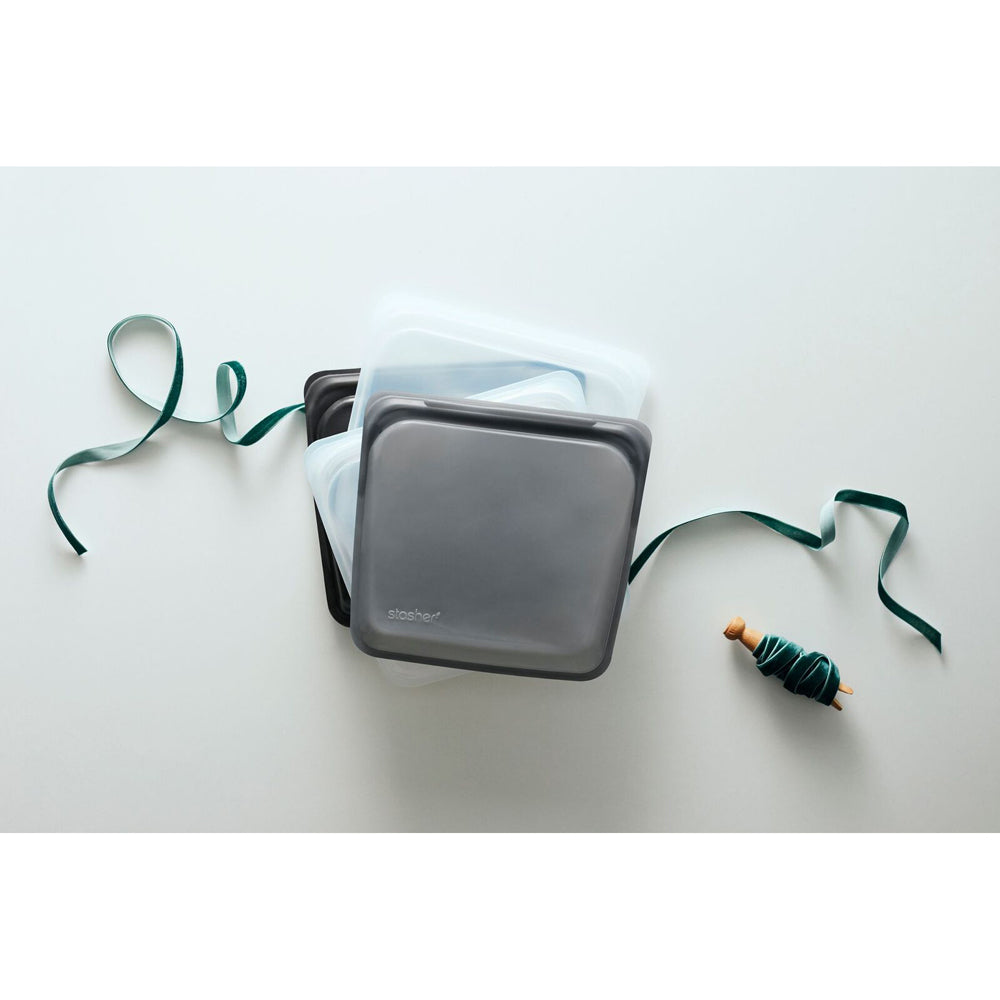 73051-stasher-silicone-828ml-19cm-reusable-sandwich-bag-black