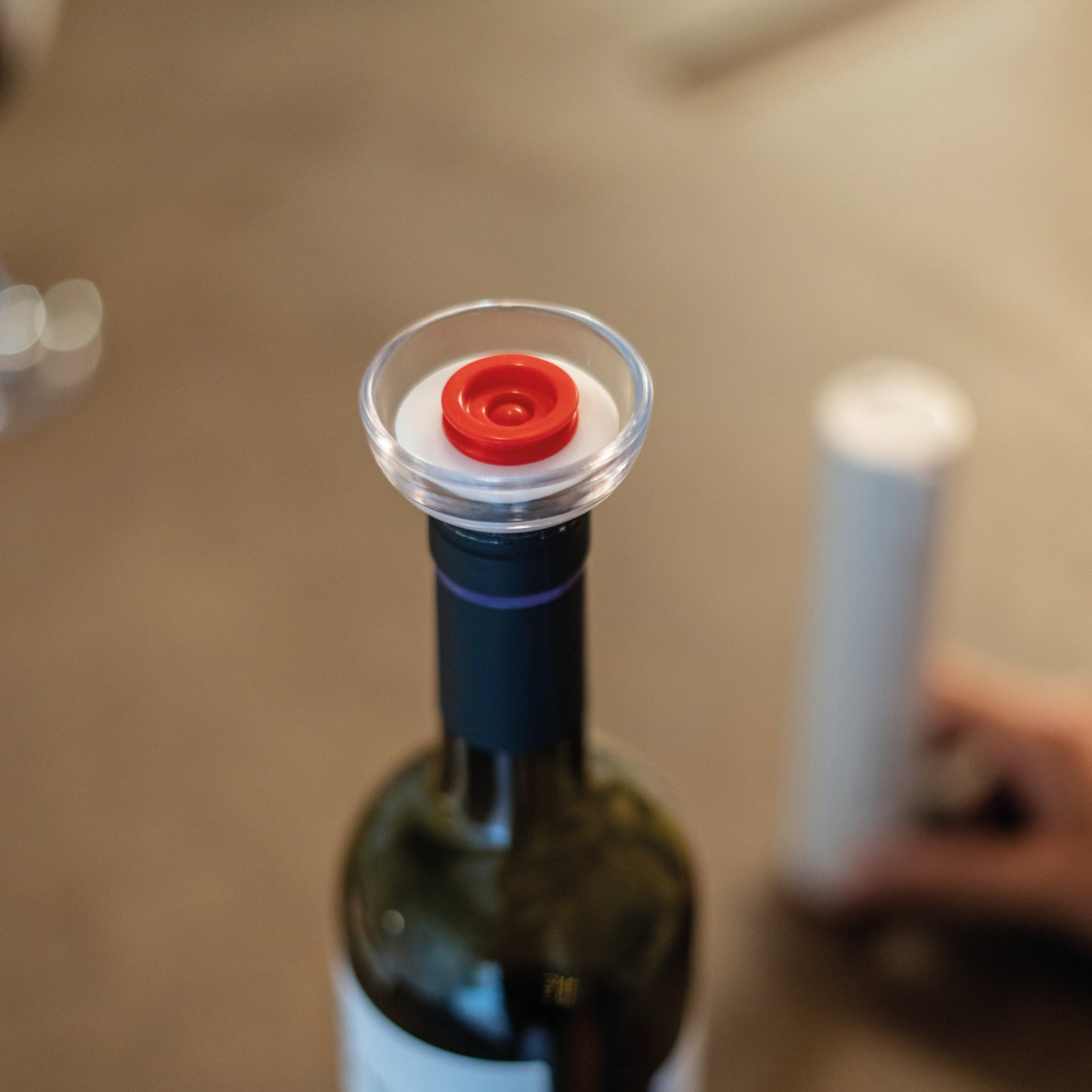 12340100-guzzini-save-it-5-2cm-silicone-vacuum-wine-bottle-cap-clear