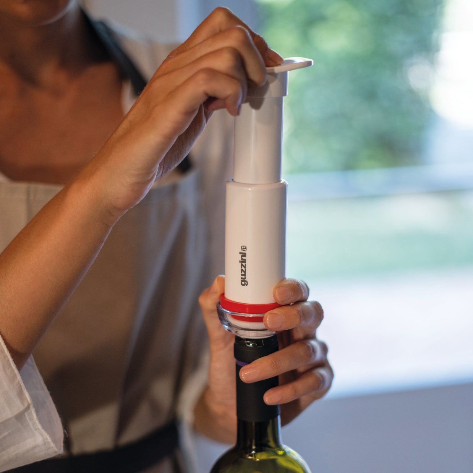 12340100-guzzini-save-it-5-2cm-silicone-vacuum-wine-bottle-cap-clear