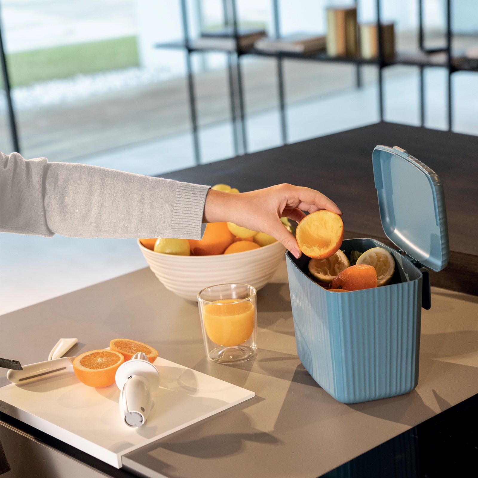 185700157-guzzini-eco-kitchen-24cm-bio-wasty-food-waste-caddy-powder-blue