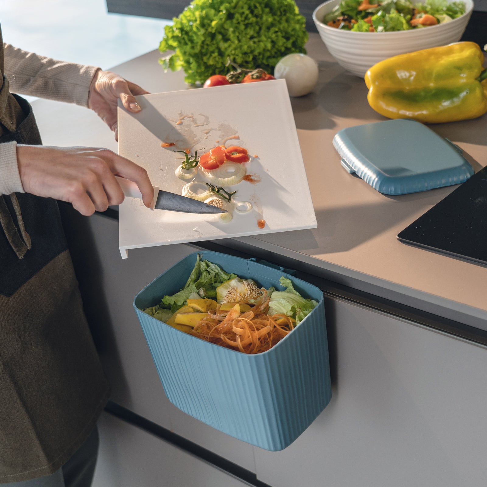 185700176-guzzini-eco-kitchen-24cm-bio-wasty-food-waste-caddy-sage-green