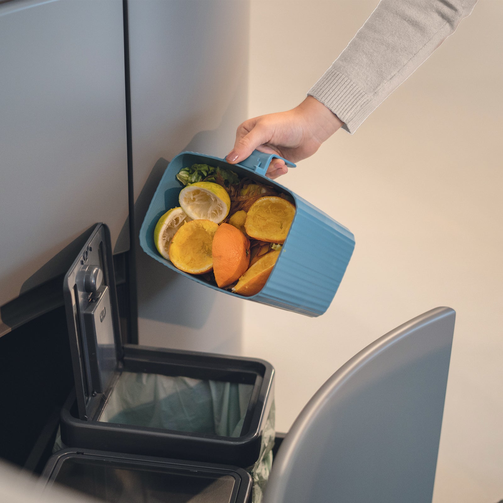 185700176-guzzini-eco-kitchen-24cm-bio-wasty-food-waste-caddy-sage-green