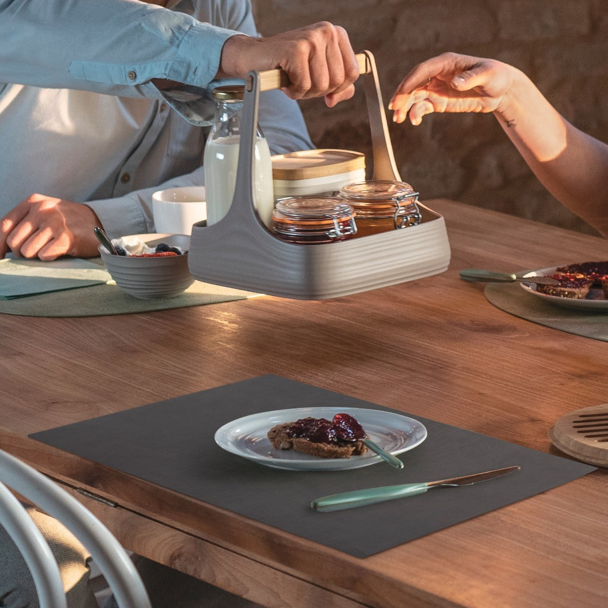 22604779-guzzini-tierra-43cm-nature-reversible-placemat-clay