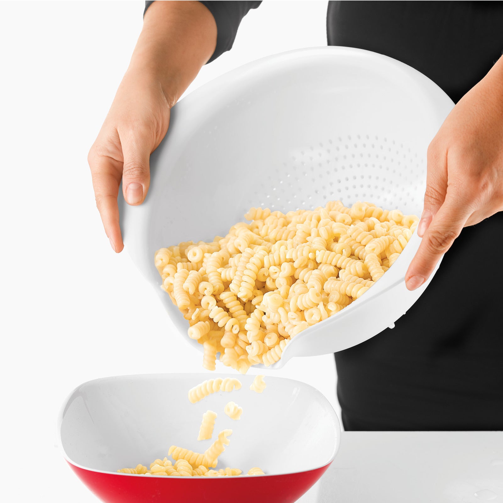 29950011-guzzini-29-5cm-plastic-easy-pouring-colander-white