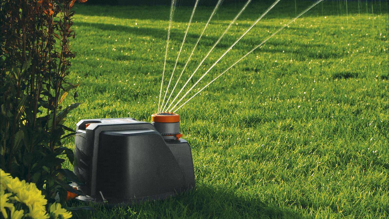 901153501-gardena-8133-20-adjustable-aquacontour-water-sprinkler