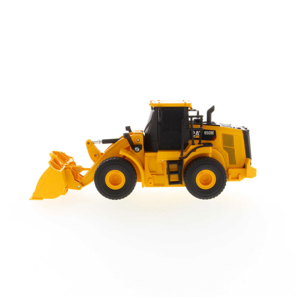 42223004-diecast-masters-1-35-rc-cat-770-mining-truck-scale-model-kids-toy-8y