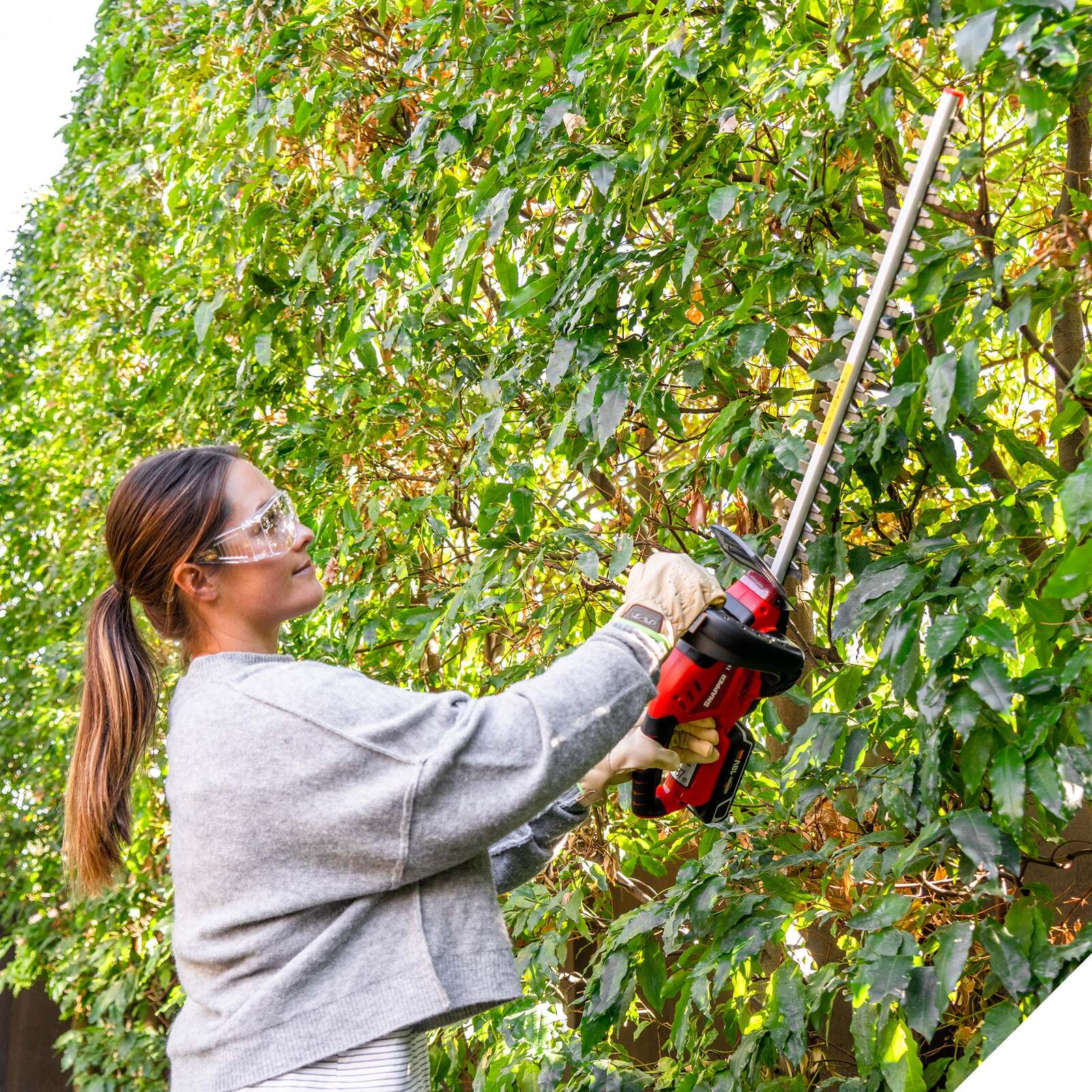 1697483-snapper-18v-cordless-lightweight-shrub-hedge-trimmer