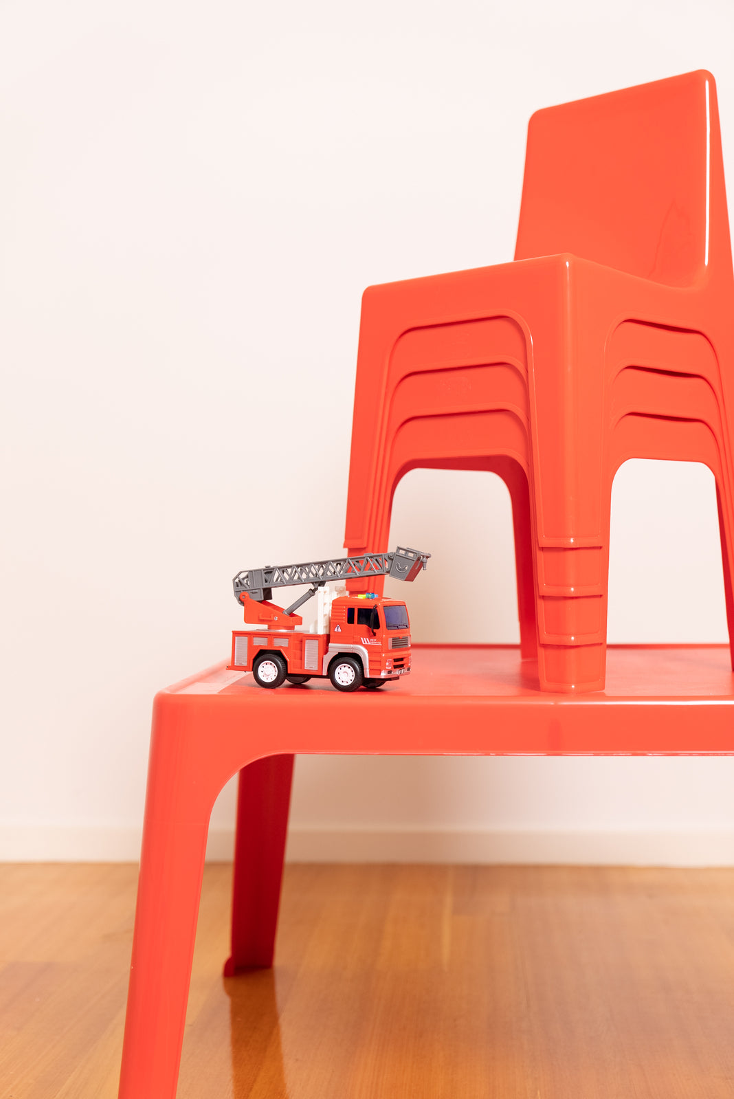 1084pr-r-tuff-play-56cm-tuff-chair-kids-furniture-seat-2-6y-fire-engine-red