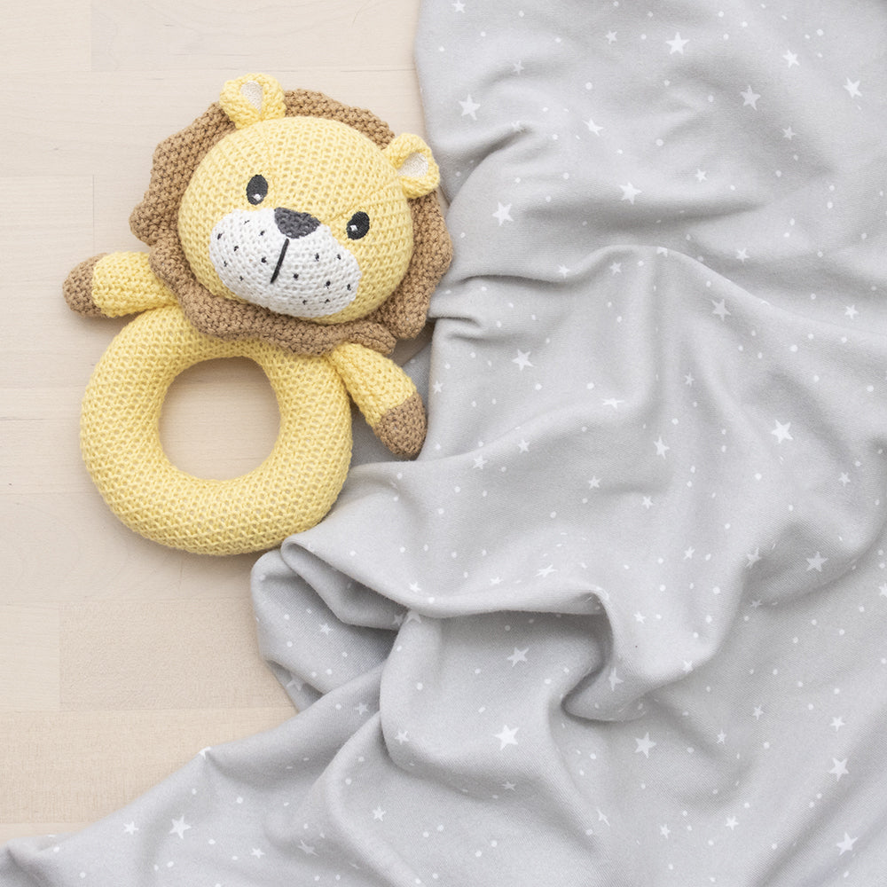 4042138-living-textiles-jersey-swaddle-rattle-stars-lion