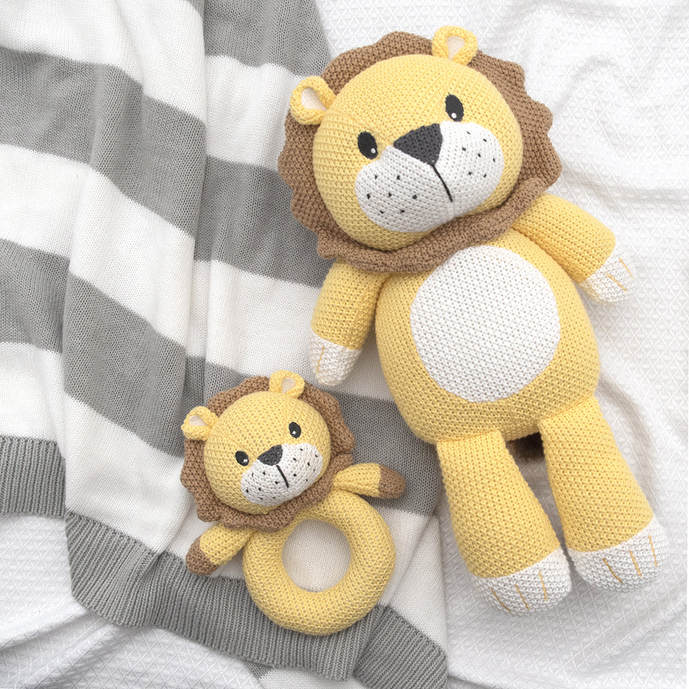 4281045-living-textiles-baby-newborn-knitted-toy-leo-the-lion